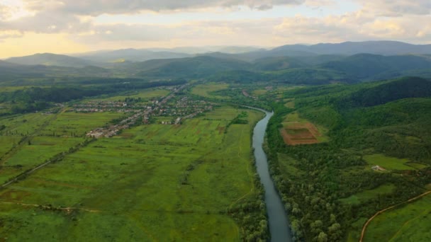 Село з повітряним видом у долині — стокове відео