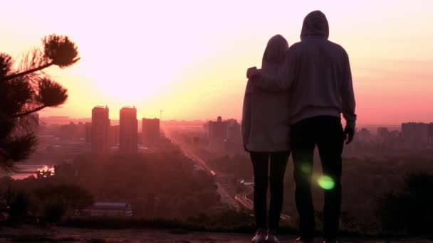 Romantik ilişki sabahın erken saatlerinde açık havada — Stok video