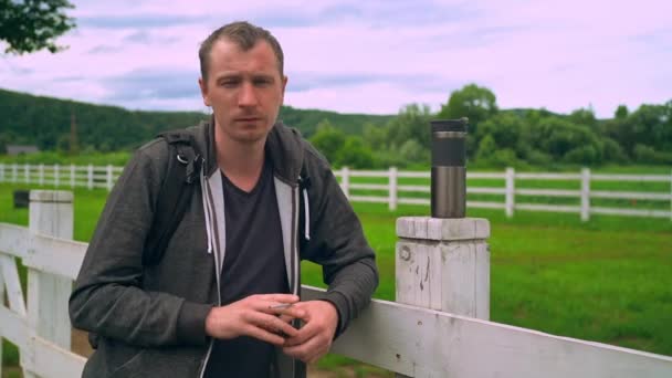 Retrato caucásico macho posando al aire libre — Vídeo de stock