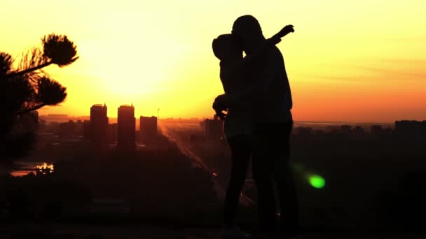 Романтическая пара на рассвете на открытом воздухе — стоковое видео