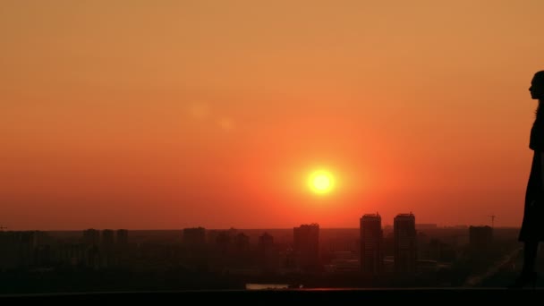 Vrouw wandelen buiten stadsgezicht bij zonsopgang dageraad in de stad — Stockvideo