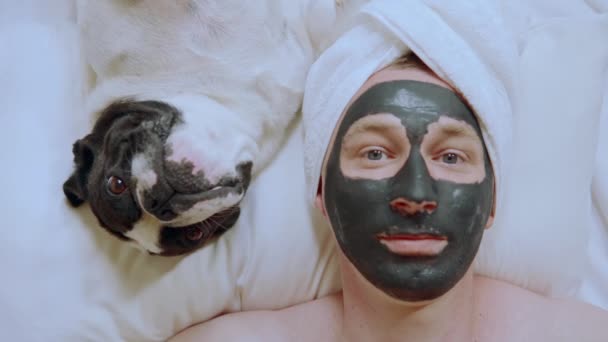 Nahaufnahme Mann mit Kosmetikmaske im Gesicht auf dem Kopfkissen liegend — Stockvideo
