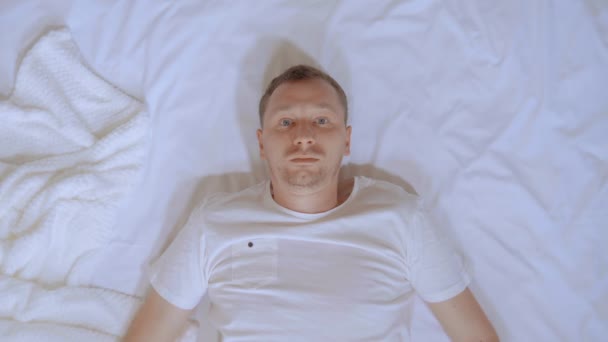 Férfi félig alszik a hálószobában reggel — Stock videók