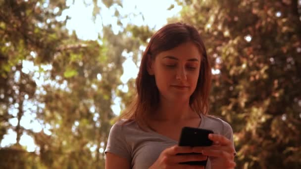 Porträt junge Frau mit Handy — Stockvideo