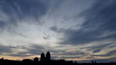 Timelapse. Obolon dolgu, Kiev, Ukrayna akşam gökyüzünde. Sahildeki güzel gökyüzü.