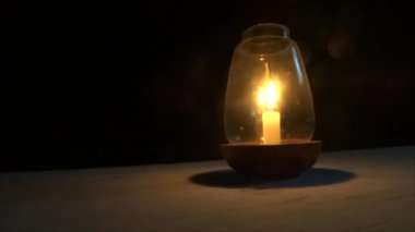 Mum gece sahilde Goa, Arambol, Hindistan. Titreyen mum camı.