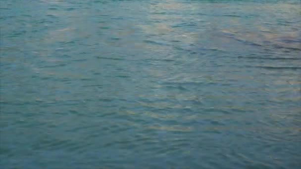 Le Gange, Inde, Rishikesh. Eau calme d'une rivière de montagne 