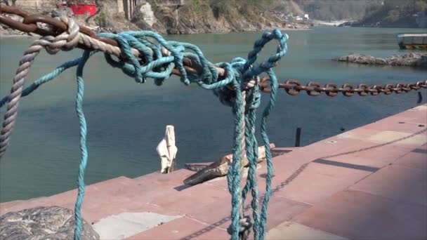 Das Gebundene Seil Einer Kette Vor Dem Hintergrund Einer Flussganga — Stockvideo