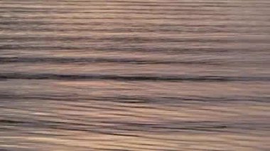 Günbatımında sakin bir akşam su