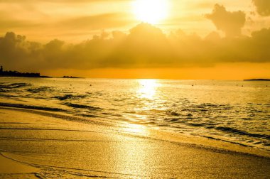 Altın günbatımı, Cennet Adası, Bahamalar. Altın plajda güneş doğuyor. Güzel altın arka plan manzara. Altın gökyüzü güneş ışınları yaz gündoğumu duvar kağıdı arka plan. Altın arka plan duvar kağıdı