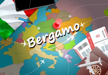 Bergamo şehir seyahat ve Turizm hedef kavramı. İtalya bayrağı ve Bergamo şehir haritası üzerindeki. İtalya kavramı harita arka plan seyahat. Bilet uçak ve Bergamo tatil İtalyan vacatio için uçuşlar
