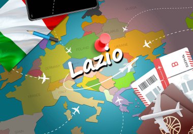 Lazio şehir seyahat ve Turizm hedef kavramı. İtalya bayrağı ve Lazio şehir haritası üzerindeki. İtalya kavramı harita arka plan seyahat. Bilet uçak ve Lazio Tatil İtalyan vacatio için uçuşlar