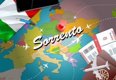 Sorrento şehir seyahat ve Turizm hedef kavramı. İtalya bayrağı ve Sorrento şehir haritası üzerindeki. İtalya kavramı harita arka plan seyahat. Bilet uçak ve Sorrento tatil İtalyan vacatio için uçuşlar