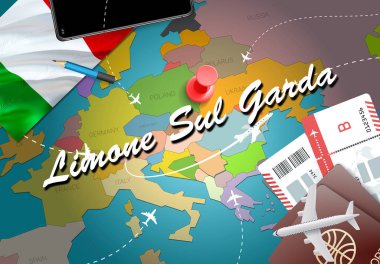 Limone Sul Garda şehir seyahat ve Turizm hedef kavramı. İtalya bayrağı ve Limone Sul Garda şehir haritası üzerindeki. İtalya kavramı harita arka plan seyahat. Bilet uçak ve Limone Sul Garda tatil İtalyan vacatio için uçuşlar