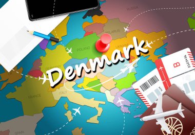 Danimarka seyahat kavramı harita arka plan ile uçak biletleri. Danimarka seyahat ve Turizm hedef kavramı ziyaret edin. Danimarka bayrağı harita üzerinde. Uçak ve Kopenhag, Aalbor Danimarkalı tatil için uçuşlar