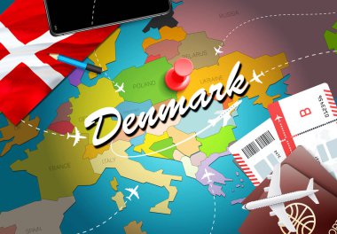 Danimarka seyahat kavramı harita arka plan ile uçak biletleri. Danimarka seyahat ve Turizm hedef kavramı ziyaret edin. Danimarka bayrağı harita üzerinde. Uçak ve Kopenhag, Aalbor Danimarkalı tatil için uçuşlar