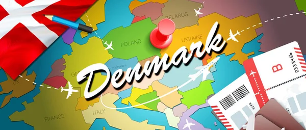 Danimarka seyahat kavramı harita arka plan ile uçak biletleri. Danimarka seyahat ve Turizm hedef kavramı ziyaret edin. Danimarka bayrağı harita üzerinde. Uçak ve Kopenhag, Aalbor Danimarkalı tatil için uçuşlar