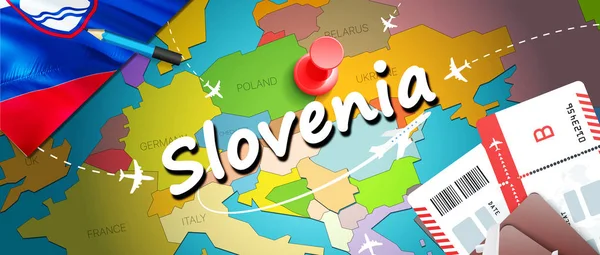 スロベニア旅行は 飛行機 チケットでのマップの背景をコンセプト スロベニア旅行と観光先のコンセプトをご覧ください マップ上のスロベニア フラグ 飛行機 リュブリャナ マリボチーズをスロベニア語休日への航空券 — ストック写真