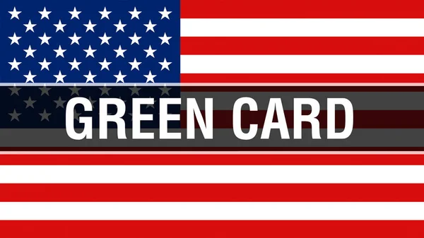 緑のカードは アメリカの旗の背景 レンダリングに アメリカ合衆国の旗風になびかせて 誇りに思ってアメリカの旗 アメリカのグリーン カードの概念 私たちはアメリカのグリーン カード記号比較とシンボルします — ストック写真