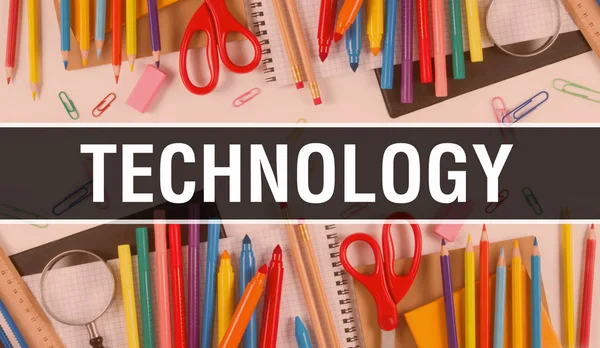 Tecnología con material escolar en pizarra Fondo. tecno — Foto de Stock