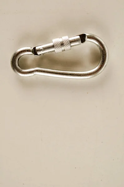 金属铝抓钩隔离背景式安全锁卡宾枪用于绳索攀爬 — 图库照片