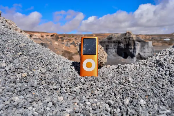 Foto Conceitual Objeto Leitor Música Deserto Seco — Fotografia de Stock