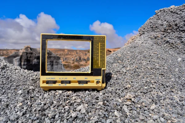干旱沙漠中一个电视物体的概念图 — 图库照片