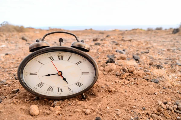 砂漠の砂の中の古典的なアナログ時計 — ストック写真