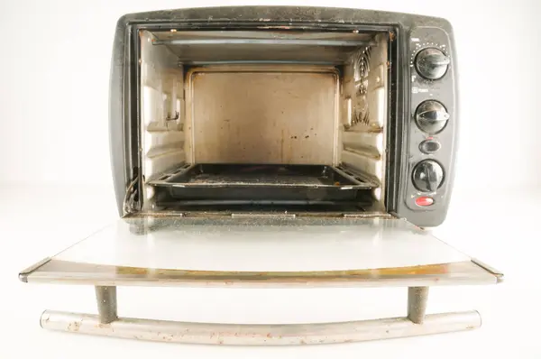 キッチンに隔離された小さな電気オーブン — ストック写真