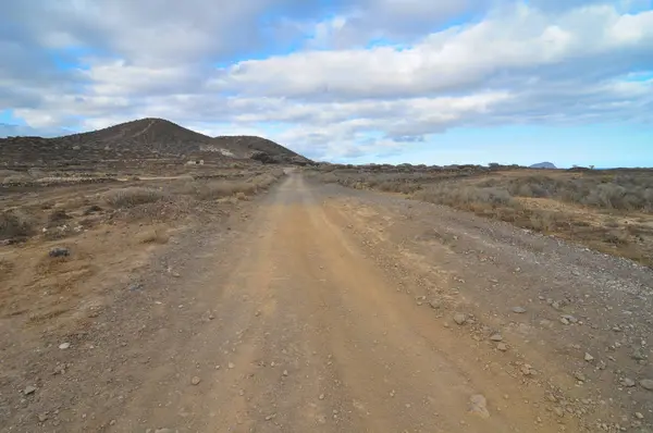 Sand Rocks Road Pustyni Chmurnym Niebie — Zdjęcie stockowe