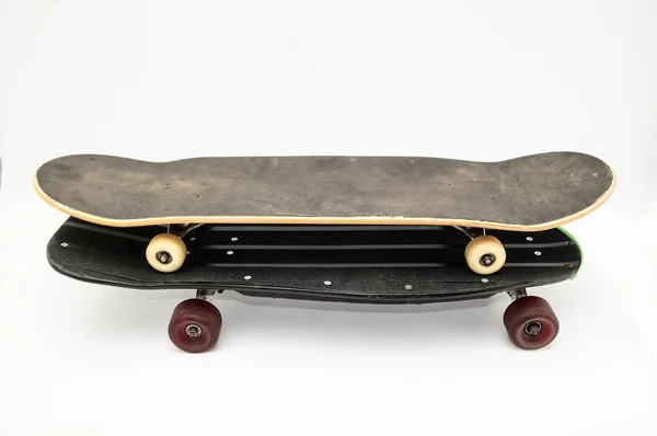 Schwarzes Vintage Skateboard Auf Weißem Hintergrund — Stockfoto