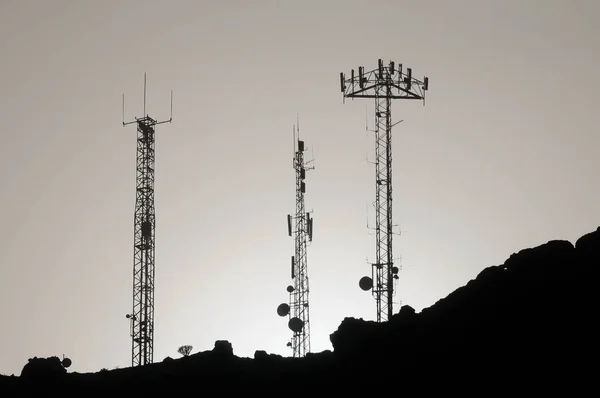 Niektóre Silhouetted Anteny Szczycie Wzgórza — Zdjęcie stockowe