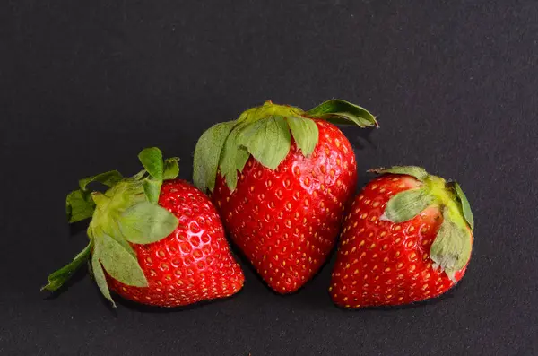 Fruta Morango Madura Fresca Fundo Preto — Fotografia de Stock