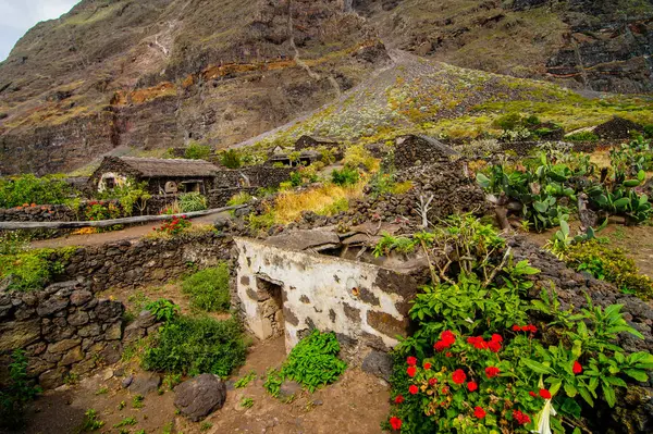 西班牙El Hierro岛一个中世纪村庄的废弃石制房屋外围 — 图库照片