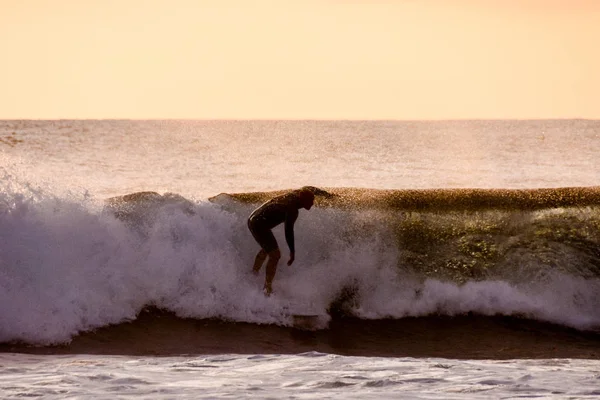 Single Surfer Bij Zonsondergang Een Rustige Oceaan — Stockfoto