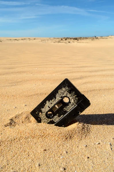 Conceptuele Foto Van Een Muziekcassette Object Droge Woestijn — Stockfoto