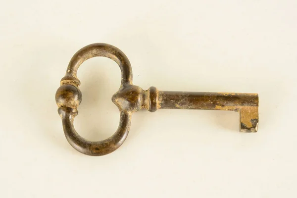Beyaz Arka Planda Izole Edilmiş Antika Altın Kapı Anahtarı — Stok fotoğraf