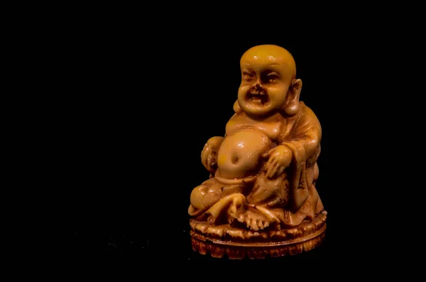 Orientalny Buddyjski Posąg Odizolowany Czarnym Tle — Zdjęcie stockowe