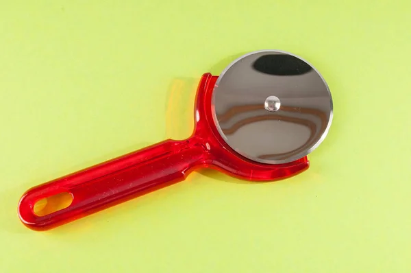 Bild Von Plastic Red Pizza Cutter Slicer Messer — Stockfoto