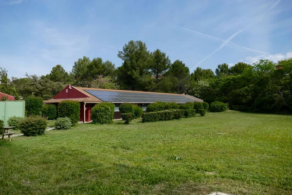 屋根の上に太陽光パネル付きの家の屋根のクローズアップ — ストック写真