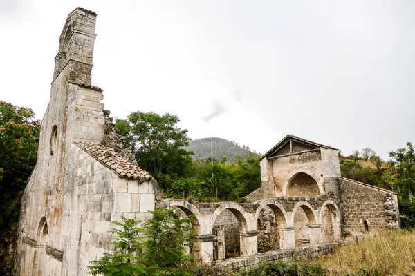 Церковь Аббатства Сан Клементе Разрушает Регион Абруццо — стоковое фото