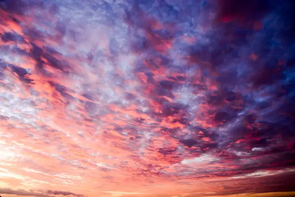 Cloudscape Nuvens Coloridas Pôr Sol Perto Oceano — Fotografia de Stock