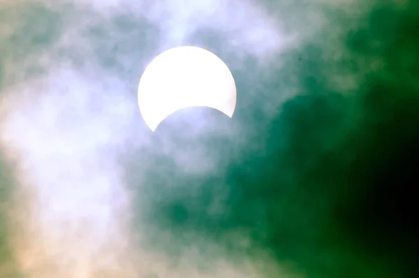 Eclipse Solar Parcial Día Nublado 2013 — Foto de Stock