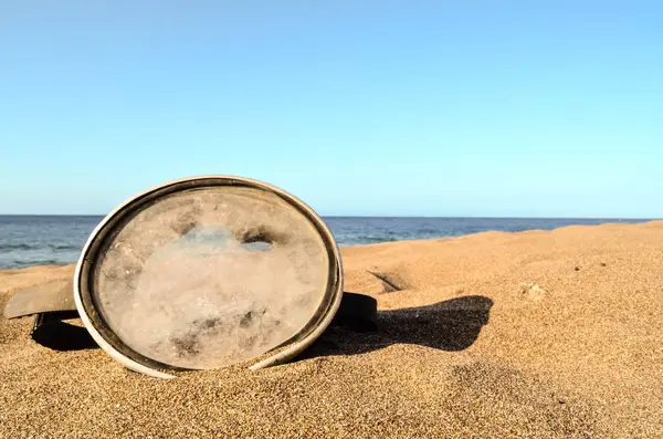 Foto Foto Una Máscara Buceo Playa Arena — Foto de Stock