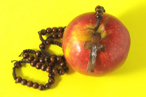 Bibel Evas Sünde Roter Apfel Vor Farbigem Hintergrund — Stockfoto