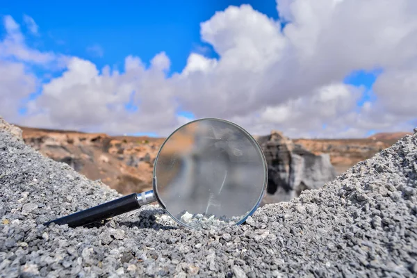 Foto Conceptual Objeto Loupe Desierto Seco —  Fotos de Stock