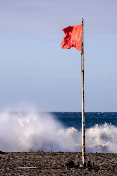 Hårt Hav Med Stora Vågor Som Bryter Vid Kusten — Stockfoto