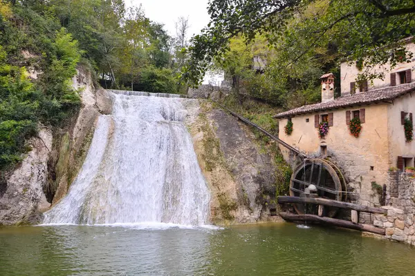 Foto Van Een Prachtige Waterval Met Waterval — Stockfoto