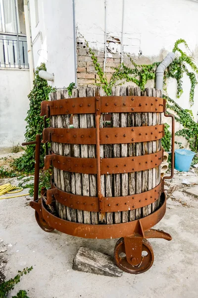 图片说明一个古老的木制酒桶 — 图库照片