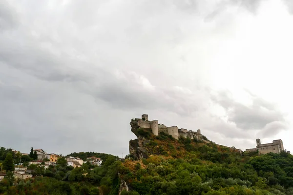 Antiguo Castillo Roccascalegna Situado Promontorio Rocoso — Foto de Stock